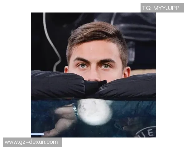 粉色足球明星头像女真人展现青春活力与运动魅力的完美结合