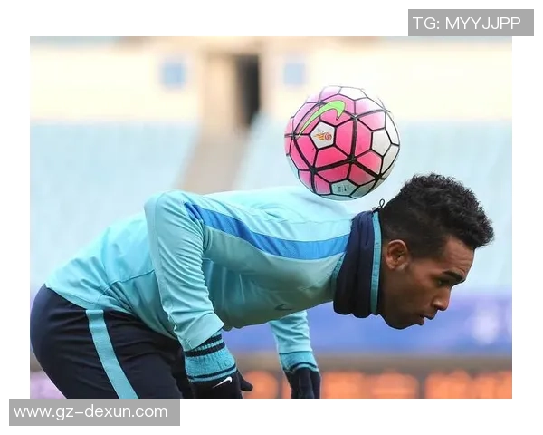 足球明星在平衡训练中展现卓越技巧与力量的精彩瞬间 足球明星在平衡训练中展现卓越技巧与力量的精彩瞬间