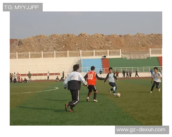 足球明星齐聚室内赛场展现技艺激情碰撞引发球迷热烈追捧